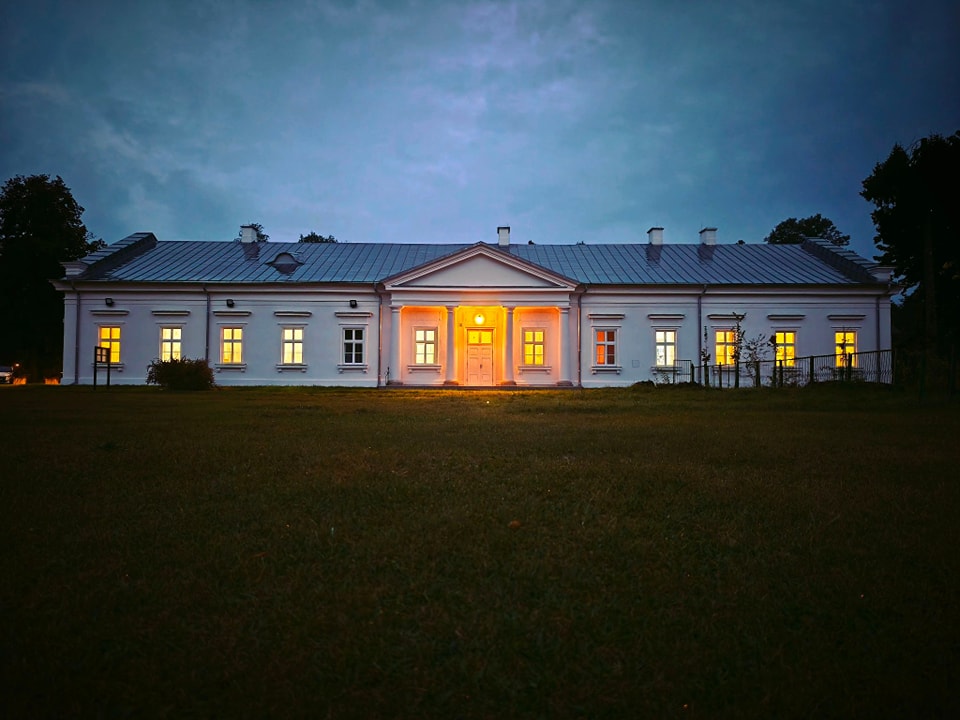Powstały, gdy wciąż trwała modrzewiowa willa dająca początek Zwierzyńcowi